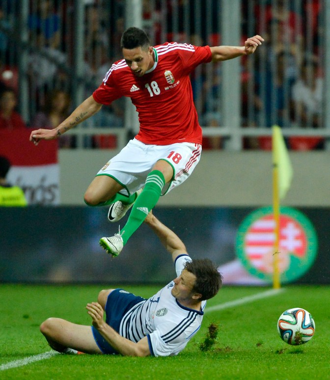 Debrecen, 2014. május 22. Gyurcsó Ádám (b) és a dán William Kvist Jörgensen a Magyarország-Dánia barátságos labdarúgó-mérkõzésen a debreceni Nagyerdei Stadionban 2014. május 22-én. MTI Fotó: Illyés Tibor