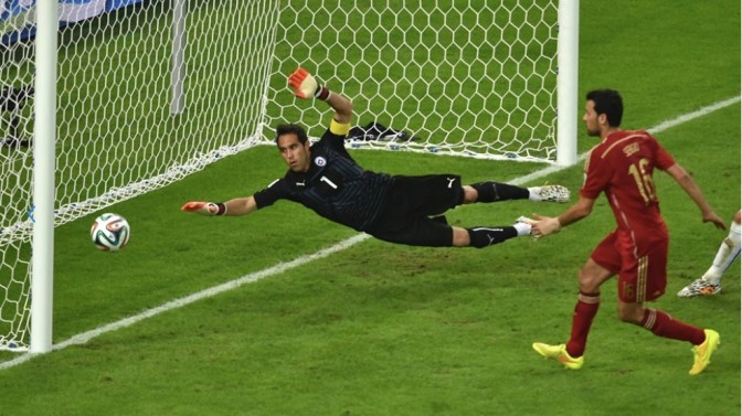 Csak látszólag tart gólba a labda. Sergio Busquets hagyta ki a spanyolok talán legnagyobb gólhelyzetét Chile ellen.