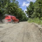 Országútnak minősülő földút Erdélyben