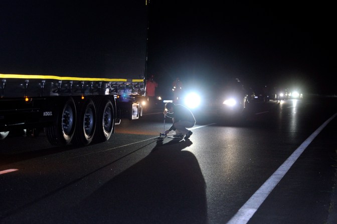 erekharaszt, 2014. június 22. A májusi tárgyaláson kirendelt új szakértõ, Császár Gergely dolgozik a helyszíni bizonyításon az Eva Varholíková Rezesová ellen négy halálos áldozatot okozó ittas jármûvezetés vádjával folyó másodfokú büntetõperben az M3-as 39 és 55 kilométerszelvénye között 2014. június 22-ére virradó éjszaka. A vizsgálat során olyan típusú jármûveket használtak, amilyenek a balesetben is részt vettek - azaz egy BMW X5-öst és egy Fiat Puntot - továbbá egy kamiont, amelynek vezetõje szemtanúja volt az esetnek. MTI Fotó: Kovács Attila