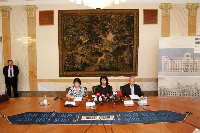 Budapest, 2014. június 16. Simonné Gombos Katalin, a Kúria Polgári Kollégiumának sajtószóvivõje (k), Józan Magda sajtófõnök (b) és Wellmann György, a Kúria Polgári Kollégiumának vezetõje (j) a deviza alapú kölcsönszerzõdésekkel kapcsolatos jogegységi döntés ismertetésén, a Kúrián 2014. június 16-án. A devizahitel árfolyamkockázatának tisztességessége csak akkor vizsgálható, ha a pénzintézet nem megfelelõ tájékoztatása miatt az átlagos fogyasztó számára a szerzõdés erre vonatkozó része nem érthetõ - mondta ki a Kúria a jogegységi döntésében. MTI Fotó: Szigetváry Zsolt