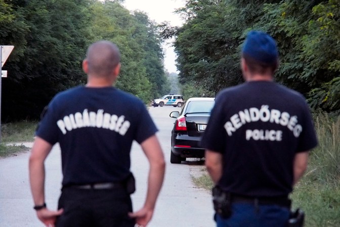 Lajosmizse, 2014. július 20. Bűnügyi helyszínelők a Lajosmizse közelében lévő nyílt, erdős területen 2014. július 20-án, ahol fegyveres ámokfutót tett ártalmatlanná a Terrorelhárítási Központ (TEK) egyik mesterlövésze. A vállon lőtt, 28 éves férfi engedéllyel tartott vadászfegyverével végzett a vele egy háztartásban élő nagymamájával, és lelőtte a ház körüli állatokat is. MTI Fotó: Donka Ferenc