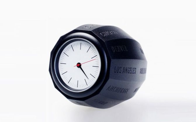 Különféle időzónákban is pontosan mutatja az időt ez az ötletes óra. Az időzónák közötti váltáshoz csak odébb kell görgetned eggyel...