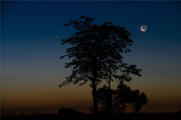 Salgótarján, 2014. augusztus 23. A Vénusz (balra lent), a Jupiter (k) és a Hold (j) együttállása a Medves-fennsíkról, Salgótarján közeléből fotózva 2014. augusztus 23-án hajnalban. MTI Fotó: Komka Péter