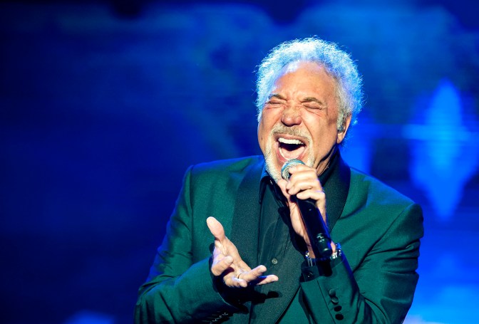 Gyõr, 2014. augusztus 24.  Tom Jones világhírû walesi énekes ingyenes koncertet ad a gyõri nyári fesztivál zárónapján, 2014. augusztus 23-án. MTI Fotó: Krizsán Csaba
