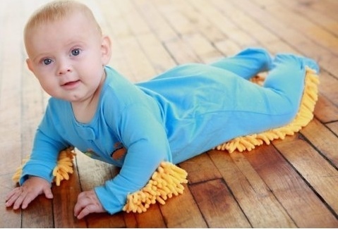 Padlósúroló bébiruha: majd a bébi takarít!