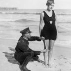 Fürdőruhahossz ellenőrzés egy amerikai strandon a múlt század elején