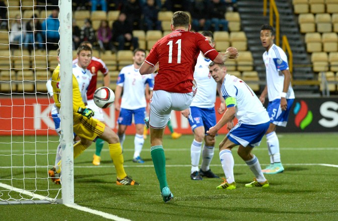 Tórshavn, 2014. október 14. Szalai Ádám (háttal) gólt lõ a labdarúgó Európa-bajnoki selejtezõk F csoportjában vívott Feröer-szigetek - Magyarország találkozón a tórshavni Nemzeti Stadionban 2014. október 14-én. MTI Fotó: Illyés Tibor