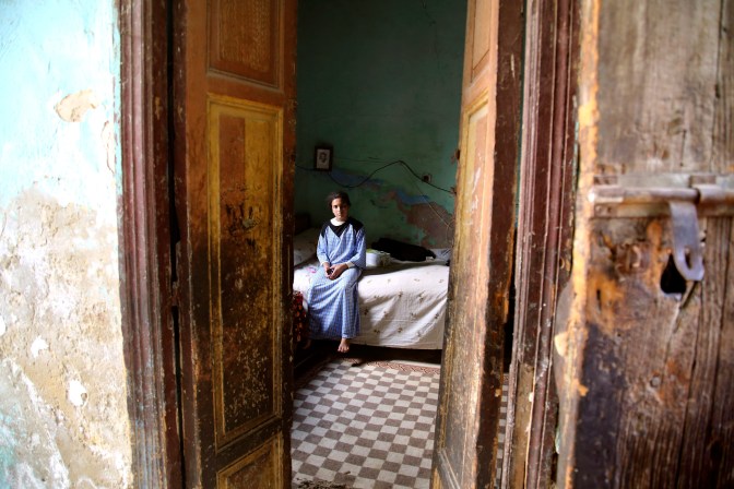 Kairó, 2014. október 15. Fiatal lány egy kriptában kialakított hálószobában a Kairó keleti felén több mint hat kilométer hosszan elnyúló el-Aráfa temetõben, az úgynevezett Holtak Városában 2014. október 8-án. Aki Egyiptomban a nyomornegyedekben sem talál helyet, gyakran egy temetõben húzza meg magát: hivatalos adatok szerint az észak-afrikai országban mintegy másfélmillió ember él a holtak között. MTI Fotó: Máté Bence