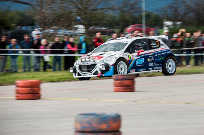 Pécs, 2014. október 17. Turán Frigyes - Zsíros Gábor páros Peugeot 208 R5 versenyautójukkal a 48. Mecsek Rally elsõ gyorsasági futamán a Pécs-Pogány repülõtéren 2014. október 17-én. MTI Fotó: Sóki Tamás