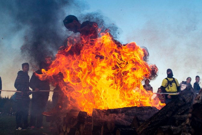 Mogyoród, 2014. október 25. Tûzugrás a Spartan Race extrém akadályversenyen a Hungaroringen 2014. október 25-én. A résztvevõknek tizenöt akadállyal nehezített, több mint öt kilométeres távot kellett teljesíteniük. MTI Fotó: Koszticsák Szilárd