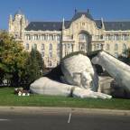 Óriás szobor mászott ki a földből a Széchenyi téren