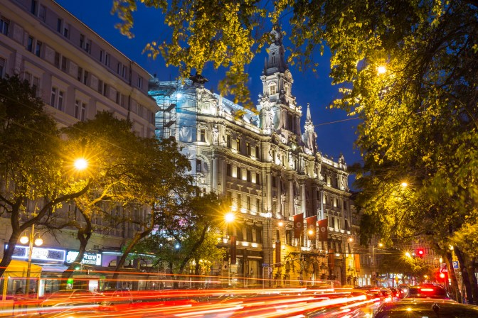 Budapest, 2014. október 30. A hosszú expozíciós idõvel készült felvételen a New York Palota épülete esti díszkivilágításban a fõváros VII. kerületében, az Erzsébet körúton 2014. október 29-én. Százhúsz éve, 1894 októberében nyitotta meg kapuit a budapesti New York Palota, amelyben a 2006-os felújítás óta a Boscolo csoport luxusszállodája és a New York Kávéház üzemel. MTI Fotó: Mohai Balázs