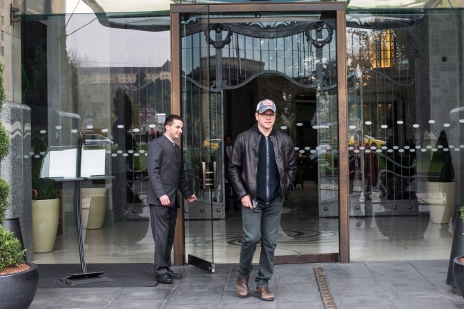 Budapest, 2014. október 29. Matt Damon amerikai színész (j) a budapesti Four Seasons Hotel Gresham Palace szálloda elõtt 2014. október 29-én. Az Oscar-díjas filmsztár Ridley Scott angol filmrendezõ és producer The Martian címû sci-fi filmjének forgatására érkezett Magyarországra. MTI Fotó: Kallos Bea