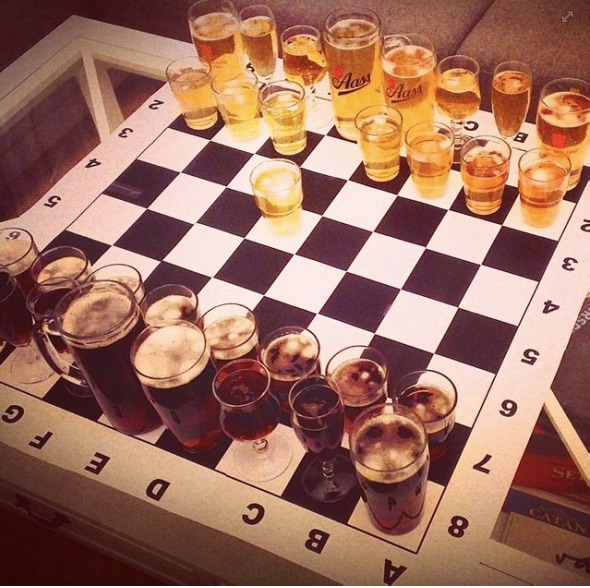 Azután a hirtelen felfejlődött agysejtjeinket pusztítsuk is el némi alkohollal...