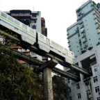 Vasútvonal, ami egy lakótömb épületein halad keresztül