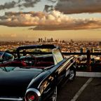 Egy klasszikus Thunderbird a város fölött