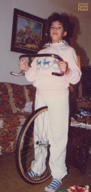 Kértem egy bicajt. Most megkaptam a kormányt és egy kereket. Jövőre jöhet a másik kerék és az ülés. Mire betöltöm a tizennyolcat, összejön!