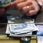 Devizapiac – 320 forint felett tartja magát az euró