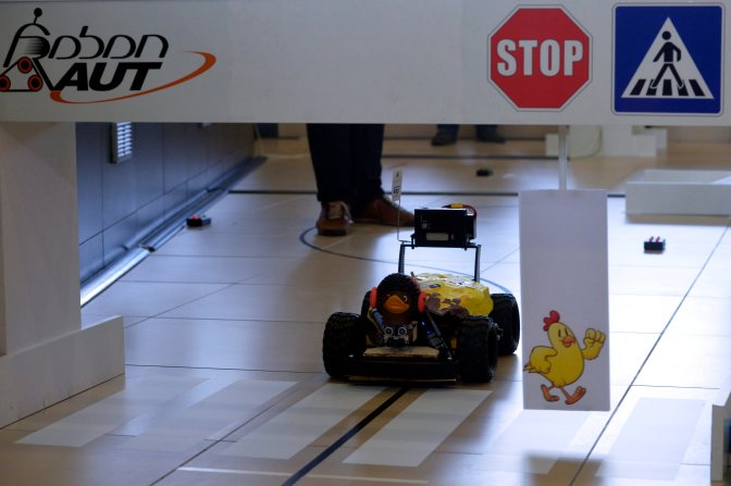 Budapest, 2015. január 10. A Routh Kiskacsa csapat robotautója az ügyességi pályán a RobonAUT 2015 versenyen, amelyet a Budapesti Mûszaki és Gazdaságtudományi Egyetem Villamosmérnöki és Informatikai Kara rendezett Budapesten 2015. január 10-én. MTI Fotó: Kovács Attila