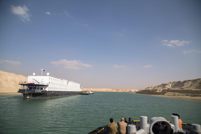 Iszmáilíja, 2015. január 18. A régi és az épülõ új Szuezi-csatornát összekötõ négy üzemi csatorna egyike 2015. január 14-én, amelyet mindössze három hónapja ástak meg. Elõször engedték Egyiptomban a nemzetközi sajtó munkatársait az épülõ új Szuezi-csatorna közelébe, amelyet a tervek szerint idén augusztusban nyitnak meg a tengeri forgalom elõtt. MTI Fotó: Máté Bence