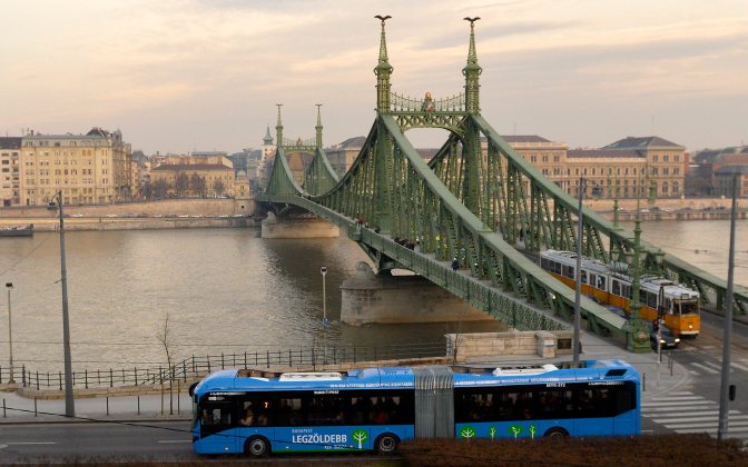 Budapest, 2015. január 17. Az elsõ vadonatúj Volvo, az Euro 6-os kibocsátási normának megfelelõ, dízel-elektromos hajtású hibrid csuklós autóbusz halad a Szent Gellért rakparton, a Szabadság híd elõtt 2015. január 17-én. A beszerzett összesen 28 darab új autóbusz közül az elsõ jármû a 7-es busz vonalán állt forgalomba. Tavaszra a fõvárosban fog üzemelni Európában az egyik legnagyobb hibridbusz-flotta. MTI Fotó: Illyés Tibor