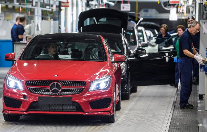 Kecskemét, 2015. január 20. Gyártósor a Mercedes-Benz kecskeméti gyárában, ahol bemutatták az elsõ hazai gyártású CLA Shooting Brake modellt 2015. január 20-án. MTI Fotó: Ujvári Sándor