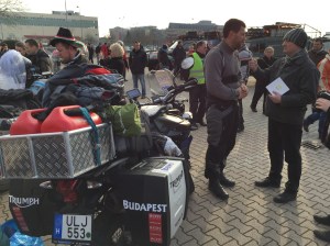 János interjút ad még az indulás előtt kollégánknak, Zsille Ákosnak