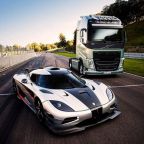 Ilyet még nem láttál: kamion versenyzett a világ leggyorsabb sportautójával