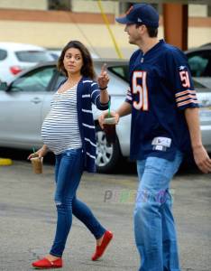 mila-kunis-ashton-kutcher-spend-lovely-sunday-together__oPt