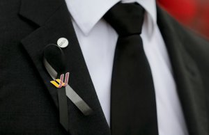 A Germanwings munkavállalói csütörtökön gyásszalaggal a ruházatukon dolgoztak