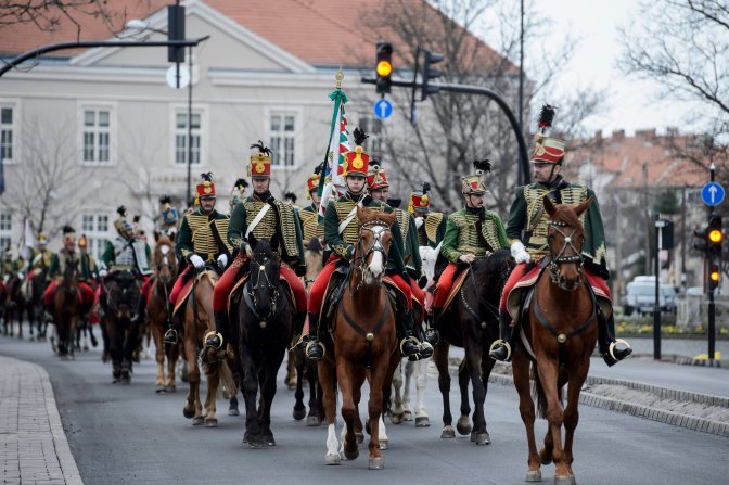 Hatvan, 2015. március 28. Hagyományõrzõ lovas huszárok vonulnak fel a hatvani csata 166. évfordulója alkalmából rendezett ünnepségen Hatvan belvárosában 2015. március 28-án. MTI Fotó: Komka Péter