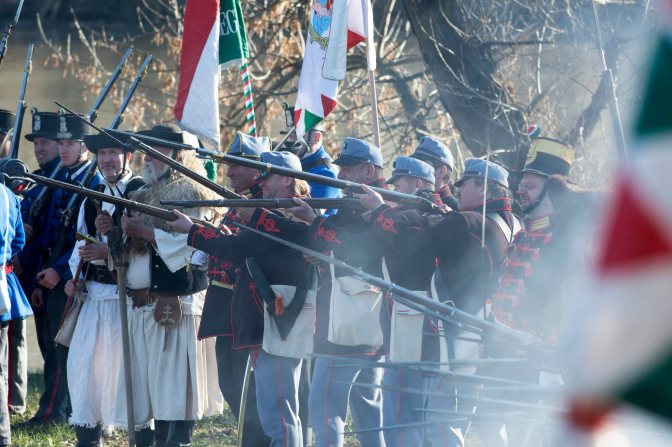 Szolnok, 2015. március 7. Hagyományõrzõk eljátsszák az 1848-49-es forradalom és szabadságharc dicsõséges tavaszi hadjáratának szolnoki ütközetét a Tisza partján 2015. március 7-én. MTI Fotó: Mészáros János