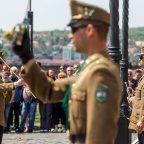 Zenés õrségváltás a Sándor-palota elõtt