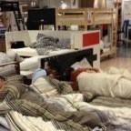 A kiállított bútorain alvók ellen veszi fel a harcot az IKEA Kínában