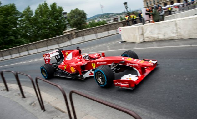Budapest, 2015. május 1. Kimi Raikkönen, a Forma-1es Ferrari finn pilótája halad a Lánchíd pesti hídfõjénél a Nagy Futam III. elnevezésû légi és autós parádén, Budapesten 2015. május 1-jén. MTI Fotó: Marjai János