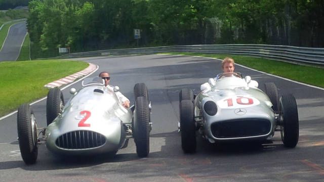 Lewis Hamilton és Nico Rosberg egy-egy Ezüst Nyíl nyergében