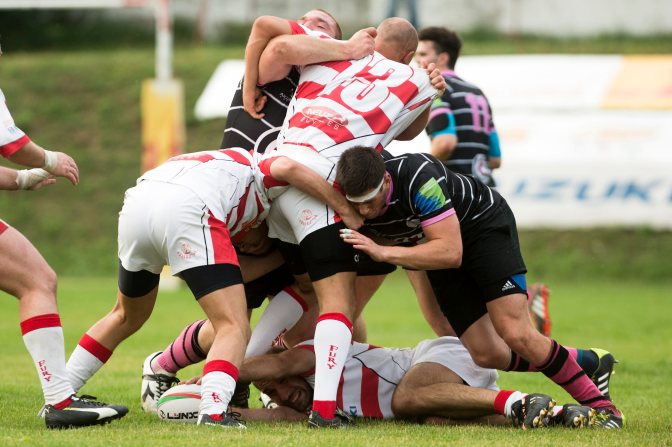 Esztergom, 2015. június 28. A magyar rögbi bajnoki döntõben vívott Esztergomi Vitézek RAFC (pirosban) - Budapest Exiles mérkõzés Esztergomban 2015. június 27-én. A címvédõ Esztergomi Vitézek rögbicsapata 8-6-ra legyõzte a Budapest Exilest, a hazai pályán szereplõ esztergomiak ezzel 12. bajnoki címüket nyerték meg. MTI Fotó: Koszticsák Szilárd