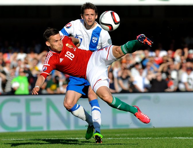 Helsinki, 2015. június 13. Stieber Zoltán (elöl) és a finn Kasper Hamalainen az Európa-bajnoki selejtezõsorozat F csoportjában játszott Finnország - Magyarország labdarúgó-mérkõzésen Helsinkiben, az olimpiai stadionban 2015. június 13-án. MTI Fotó: Kovács Tamás