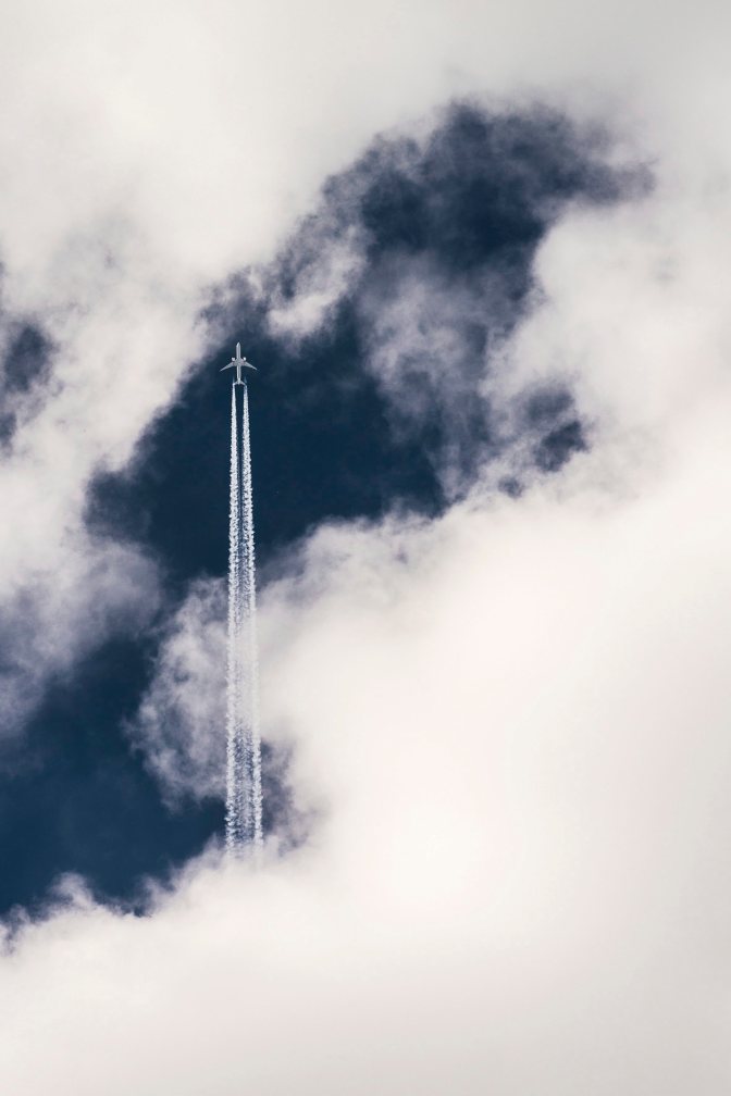 Nyíregyháza, 2015. június 18. Repülõgép száll Nyíregyháza felett 2015. június 18-án. A nyári idõszakban megnövekszik a légi forgalom, csúcsidõben napi 3500 gép használja a magyar légteret, míg év elején és végén  átlagosan  naponta csak 1500. A múlt évben összesen 700818 repülõgép használta a magyar légteret. MTI Fotó: Balázs Attila