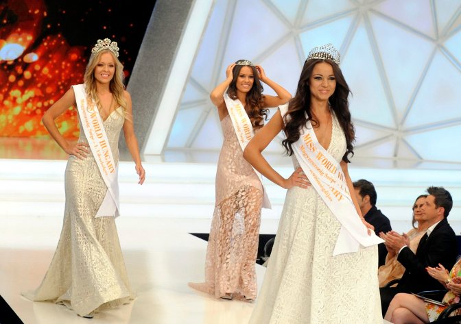 Budapest, 2015. június 21. A gyõztes Kiss Daniella (elöl), a második helyezett Lepp Dorina és a harmadik helyen végzett Steingruber Virág (mögötte, b-j) a Magyarország Szépe verseny televíziós döntõjében a Médiaszolgáltatás-támogató és Vagyonkezelõ Alap (MTVA) óbudai gyártóbázisának 1-es stúdiójában 2015. június 21-én. MTI Fotó: Máthé Zoltán