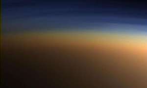 Színes fénykép a Titán légköri rétegeiről