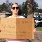 Koldusnak álcázott rendőrök büntetik az autósokat