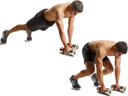 Kezdj el "sétálni" a kezeidben tartott súlyzóval a lábad irányába. A lábaddal pedig lépj előre. Tegyél meg mindkét súlyzóval 3-3 lépést addig, amíg a hátad megfeszül.