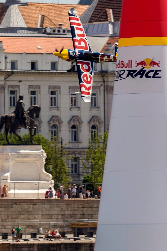 Budapest, 2015. július 3. Besenyei Péter repül a Duna felett a hétvégi Red Bull Air Race Master Class kategóriájának szabadedzésén Budapesten 2015. július 3-án. MTI Fotó: Szigetváry Zsolt