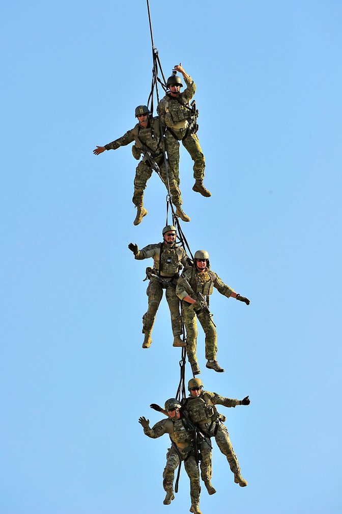 Budapest, 2015. július 4. Mi-17 helikopteren függeszkedõ katonák a Duna felett, a Red Bull Air Race egyik kiegészítõ programján, a kombinált katonai bemutatón, Budapesten 2015. július 4-én. MTI Fotó: Lakatos Péter