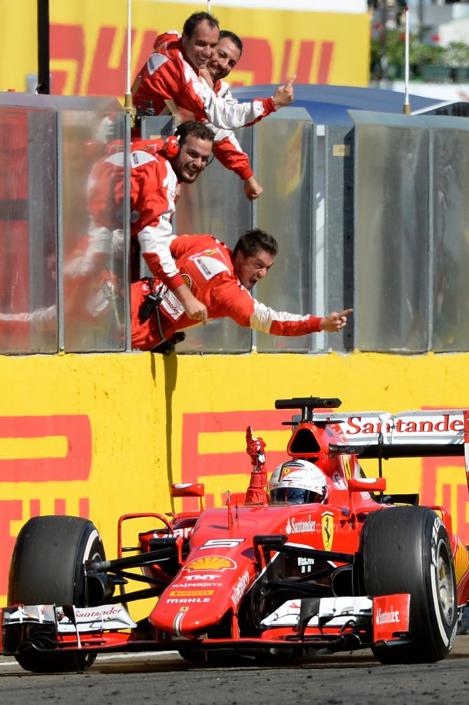Mogyoród, 2015. július 26. Sebastian Vettel, a Ferrari német versenyzõje ünnepel a célban, miután megnyerte a Forma-1-es autós gyorsasági világbajnokság 30. Magyar Nagydíját a mogyoródi Hungaroringen 2015. július 26-án. MTI Fotó: Kovács Tamás