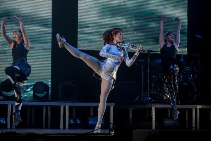 Budapest, 2015. július 5.  Lindsey Stirling amerikai hegedûmûvész koncertje a Papp László Budapest Sportarénában 2015. július 4-én. MTI Fotó: Kallos Bea