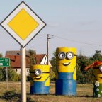 A Minyonok rajzfilmfiguráinak szalmabálából készített mása Tiszaigaron
