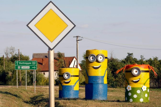 Tiszaigar, 2015. július 10. A hazai mozikban a napokban bemutatott Minyonok címû rajzfilm figuráinak szalmabálákból készült mása Tiszaigaron 2015. július 10-én. MTI Fotó: Bugány János